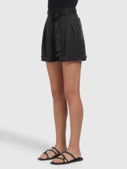 Khujo Shorts Loosefit Bandplooibroek Elida Dames Zwart -Kleding Verkoop 1a2e4c2e7cf26009fa29e28987e21d4c scaled