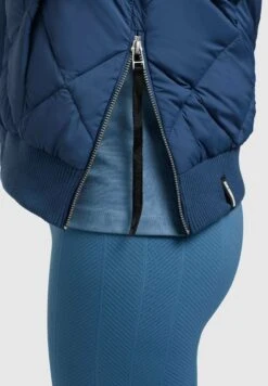 Khujo Leona - Bomberjacks - Blau -Kleding Verkoop 2d02ca138b5645f09923da60a494fc7a scaled