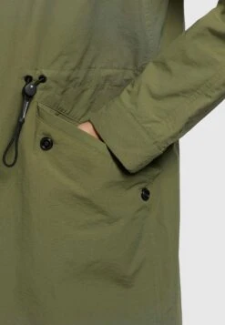 Khujo Marnia - Regenjas - Olivgrün -Kleding Verkoop 4e3dbc60eec949a29c27a5518a2dbfac scaled
