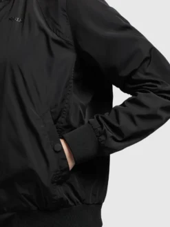 Khujo Tussenjassen Tussenjas Perse Dames Zwart -Kleding Verkoop 4f8411b55f3b1e1c522eccc9265404e8 scaled