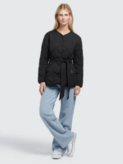 Khujo Tussenjassen Tussenjas Yuna Dames Zwart -Kleding Verkoop 5c9d48169bdf9bd3b11c6caea253533b scaled