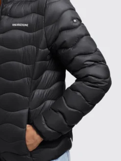 Khujo Tussenjassen Tussenjas Eleni Dames Zwart 13 Khujo Tussenjassen Tussenjas Eleni Dames Zwart -Kleding Verkoop 90badc77fe003458d3d36b36ad58e819 scaled