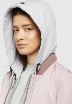 Khujo Persee - Lichte Jas - Blassrosa -Kleding Verkoop 9c7f1f3efe7c4105a192b543b0fc04f4 scaled