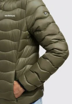 Khujo Eleni - Jas - Olivgrün 14 Khujo Eleni - Jas - Olivgrün -Kleding Verkoop ad2c14a35b684ec7ab223823b9b919e8 scaled